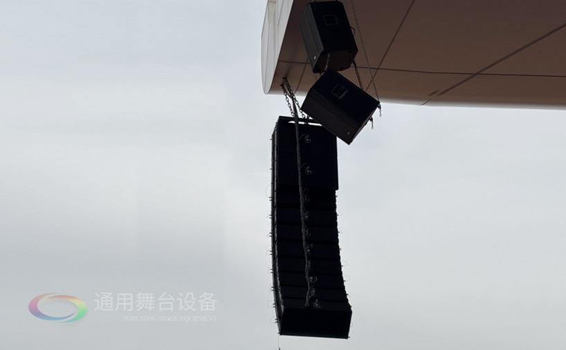 通用舞台机械完成某高校体育场线阵列音箱、灯光等设备架设 提升大型活动视听体验