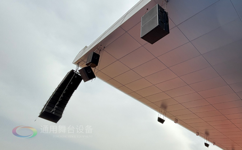 通用舞台机械完成某高校体育场线阵列音箱、灯光等设备架设 提升大型活动视听体验