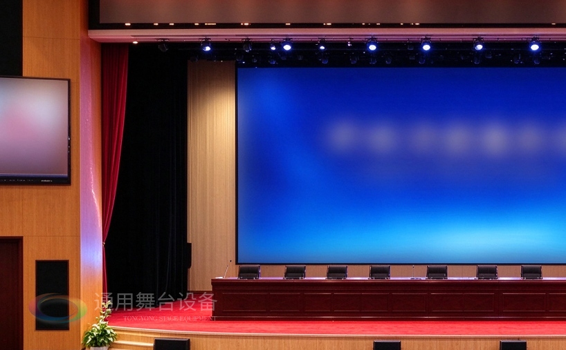 舞台阻燃幕布 + 舞台灯光｜泰州通用舞台设备承建长沙血液中心报告厅舞台项目